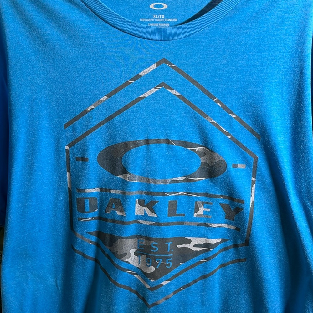 Oakley t-shirt
